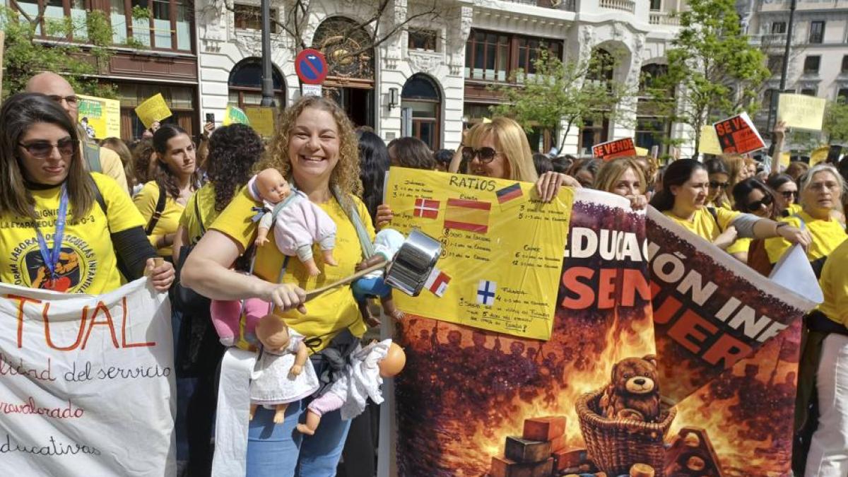 Los educadores de las escuelas infantiles se concentran en la Consejería de Educación