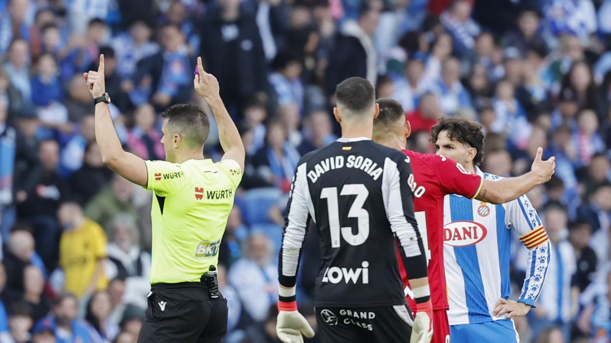 
                                                                                                      El Espanyol identifica al socio que lanzó agua al árbitro durante el partido ante el Getafe y le retira el abono
                                                                                                  