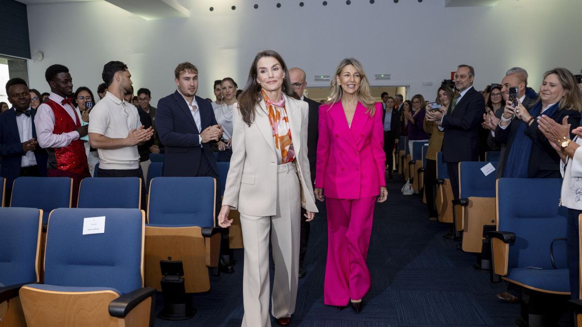 
                                                                                                                           Letizia estrena 'look' primaveral para apoyar el talento joven
                                                                                                                       