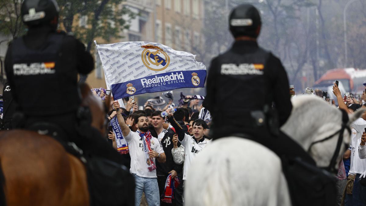 
                                   El “musulmán el que no bote” no se apaga y se entona también en los exteriores del Bernabéu
                               