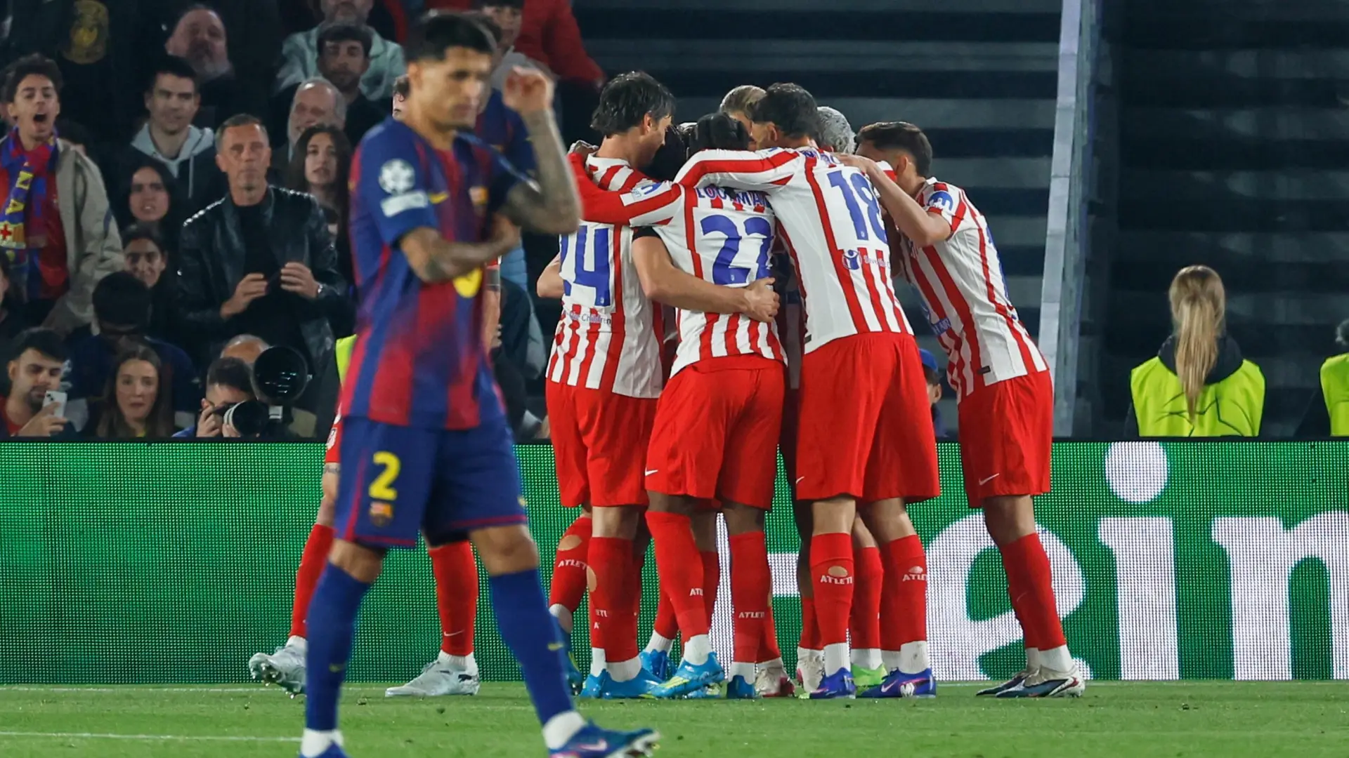 
         Doble golpe al Barça antes del descanso: se queda con 10 y Julián adelanta al Atleti 
    