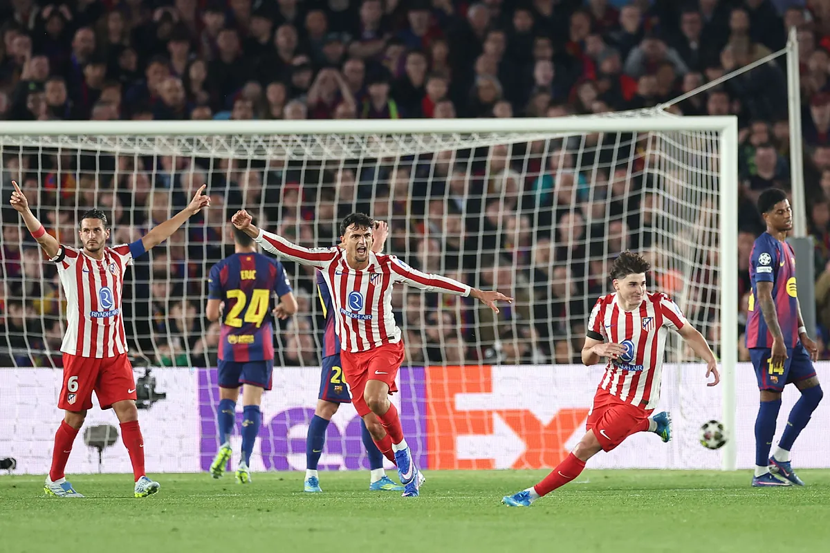 El Atlético toma el Camp Nou tras dos picotazos y jugar una parte contra diez