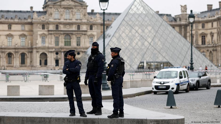 Jewelry stolen from Louvre Museum in Paris