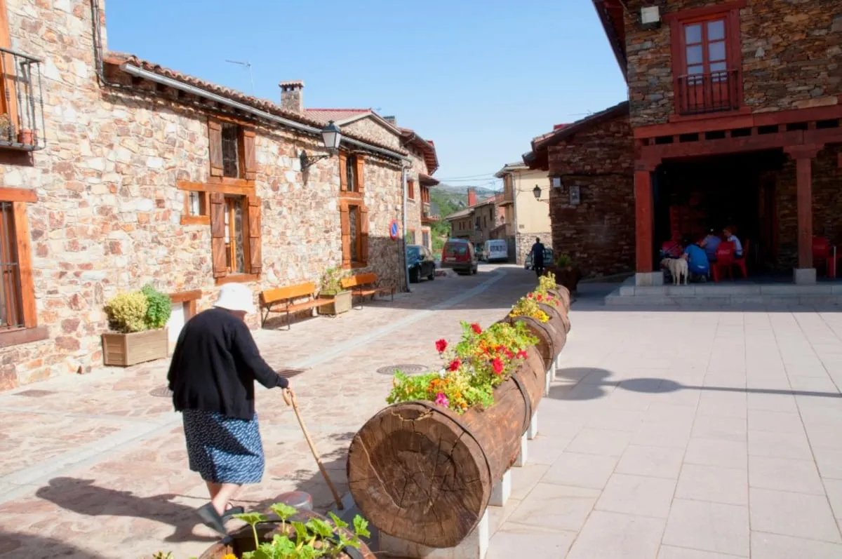 La burbuja inmobiliaria acelera el crecimiento récord de la población de los pueblos de Madrid y Ayuso defiende que es gracias a sus políticas