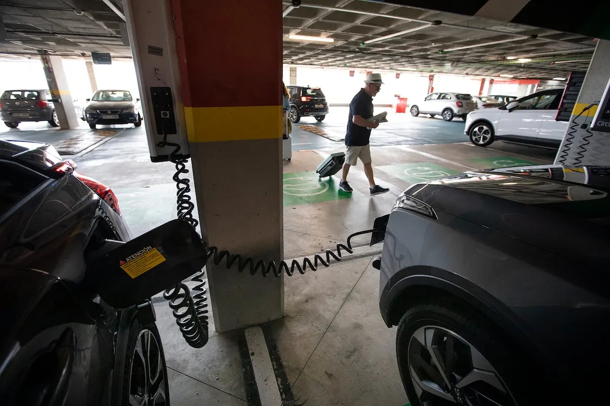 Aena busca operador para 150.000 plazas de ‘parking’ en 33 aeropuertos