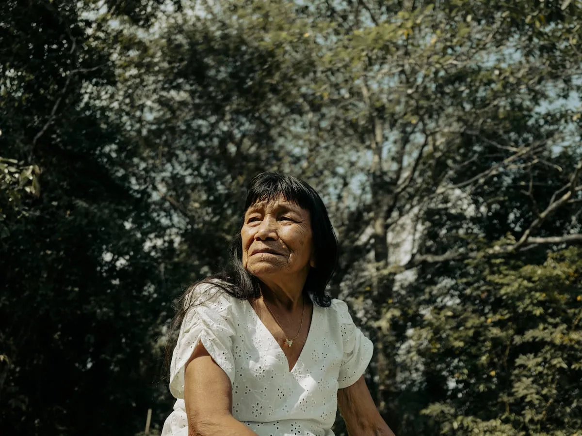 Sara Flores, la artista indígena peruana que representa el estilo de vida del Amazonas
