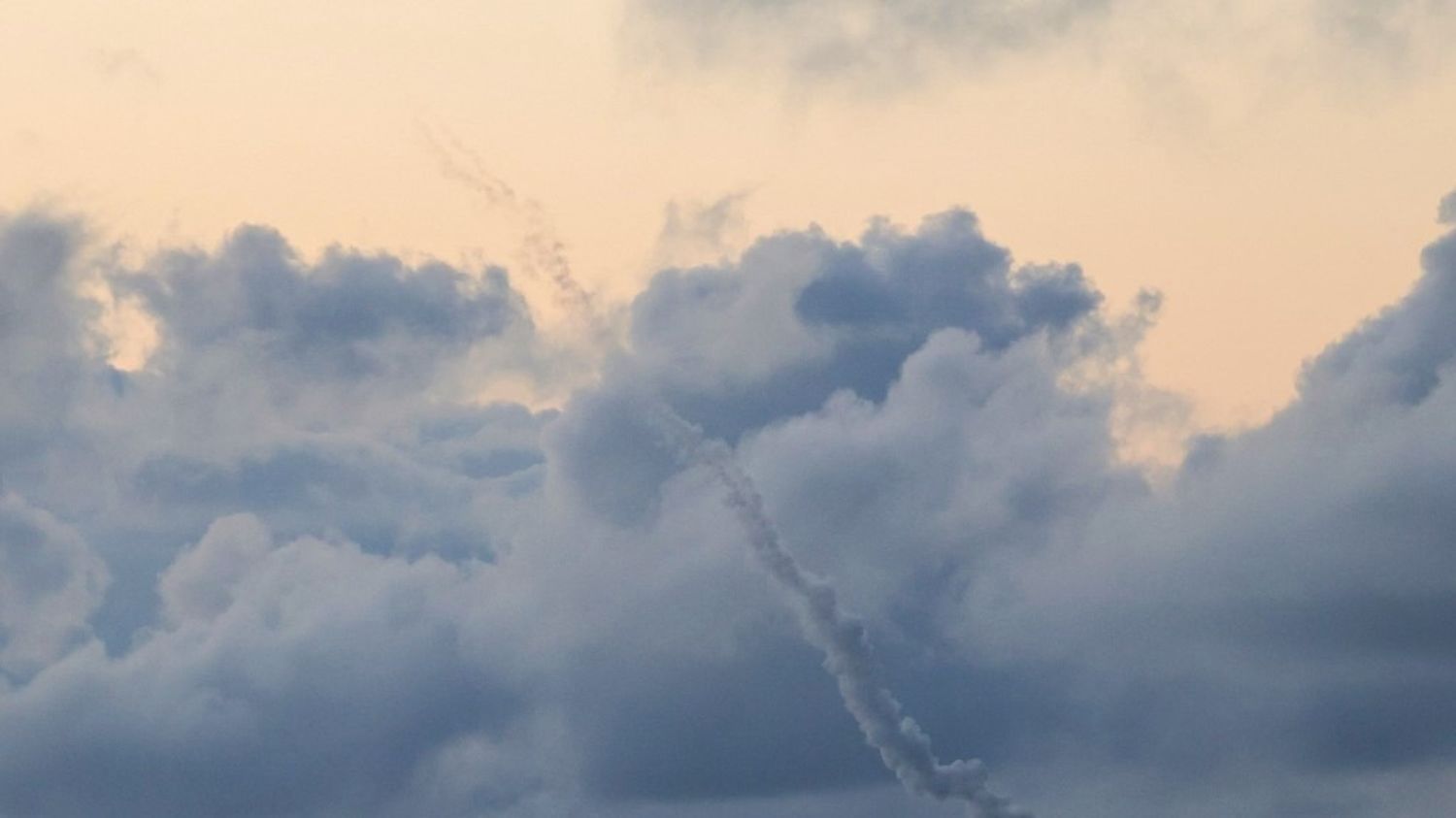 Guerre au Moyen-Orient : le Hezbollah dit avoir ciblé Israël en réponse à sa "violation du cessez-le-feu"