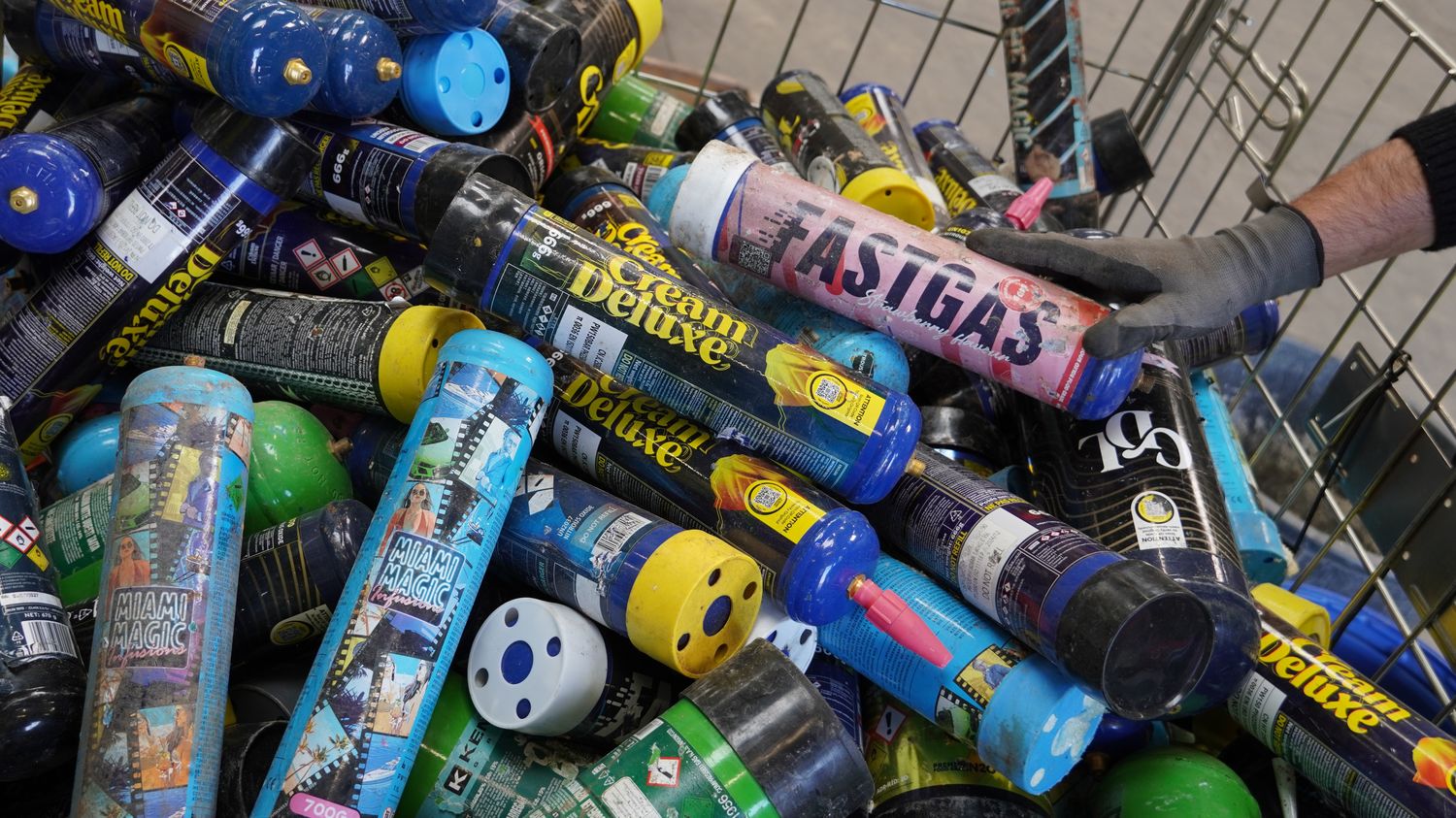 Explosions dans les incinérateurs, prix du recyclage et pollution : pourquoi le protoxyde d'azote coûte "un pognon de dingue" aux collectivités