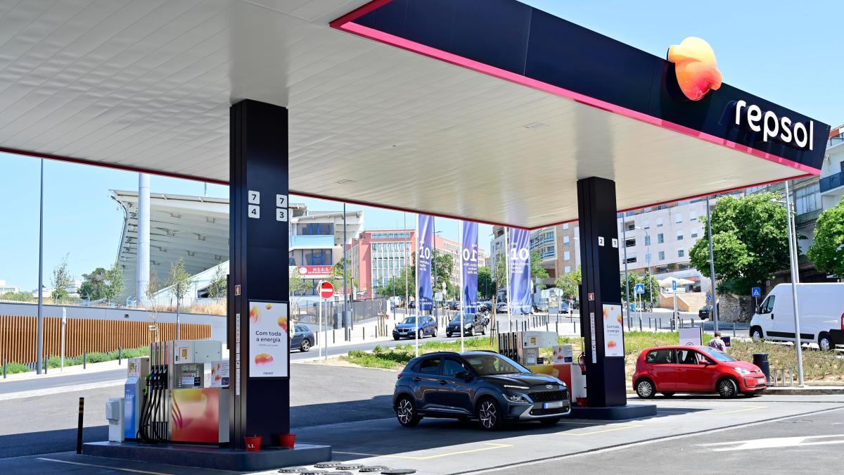 
                              Repsol amplía hasta el 3 de mayo sus descuentos de hasta 40 céntimos por litro
                          