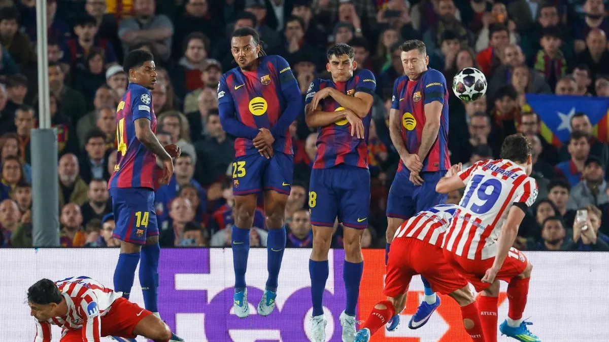 
                                                                                                    Messi se esconde detrás del gol de tiro libre de Julián Álvarez en el Camp Nou
                                                                                                