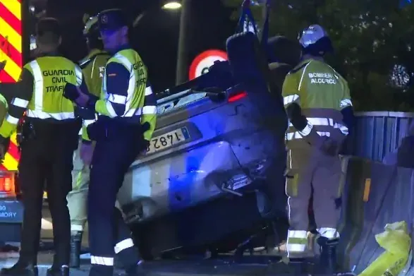 Un coche vuelca en la M-40 con droga, dinero y útiles para cometer butrones: el conductor resultó herido grave