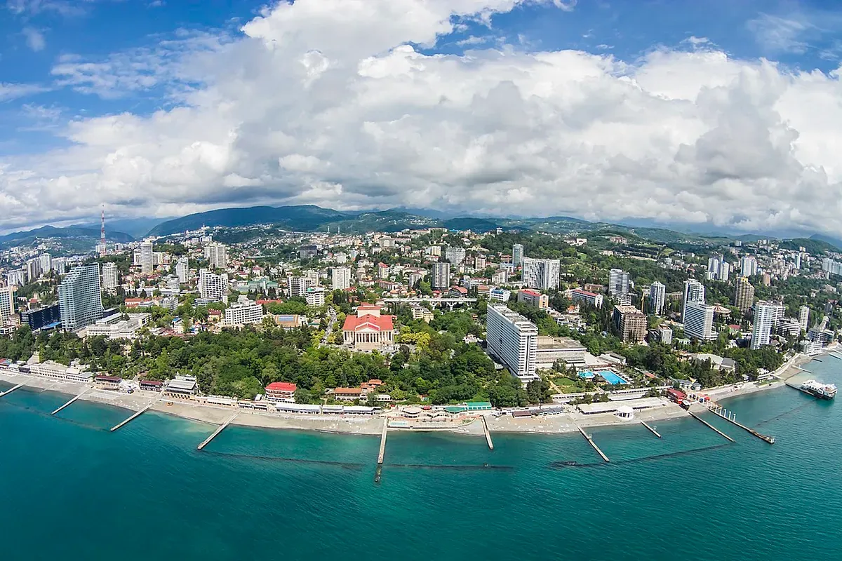 Un adolescente sobrevive tras caer de un séptimo piso en el balneario ruso de Sochi