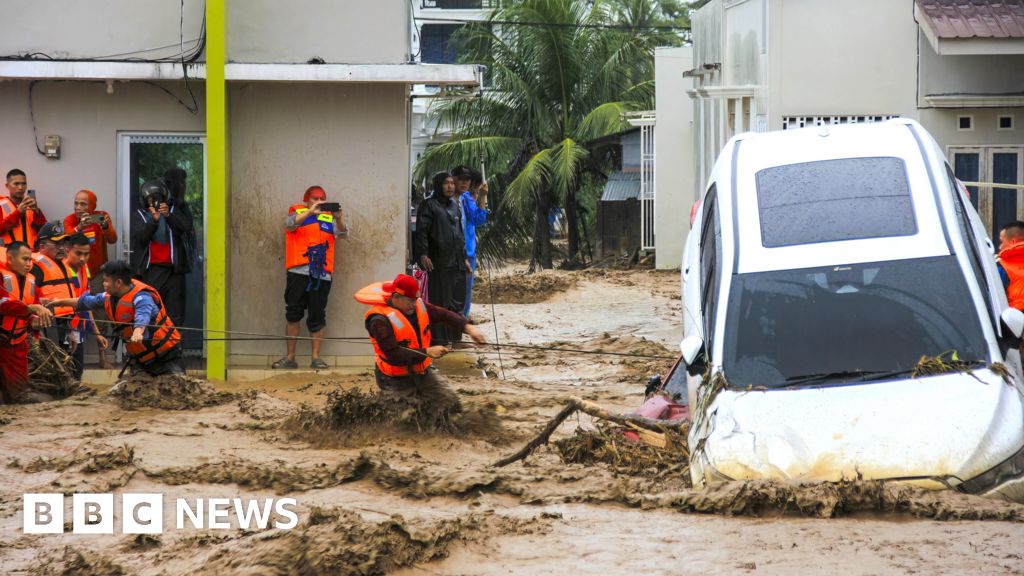 Flooding in southern Asia leaves hundreds dead