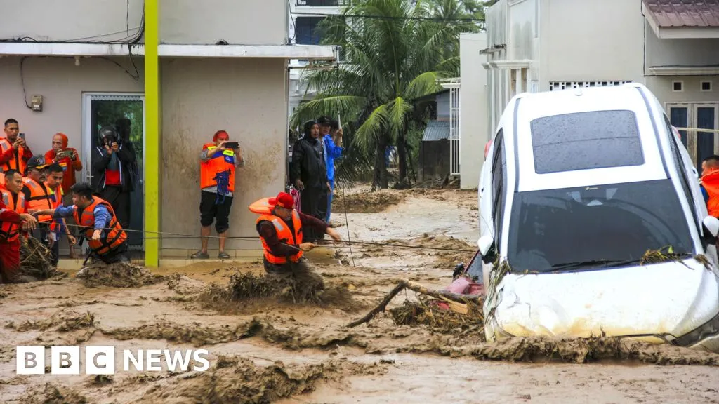 Flooding in southern Asia leaves hundreds dead