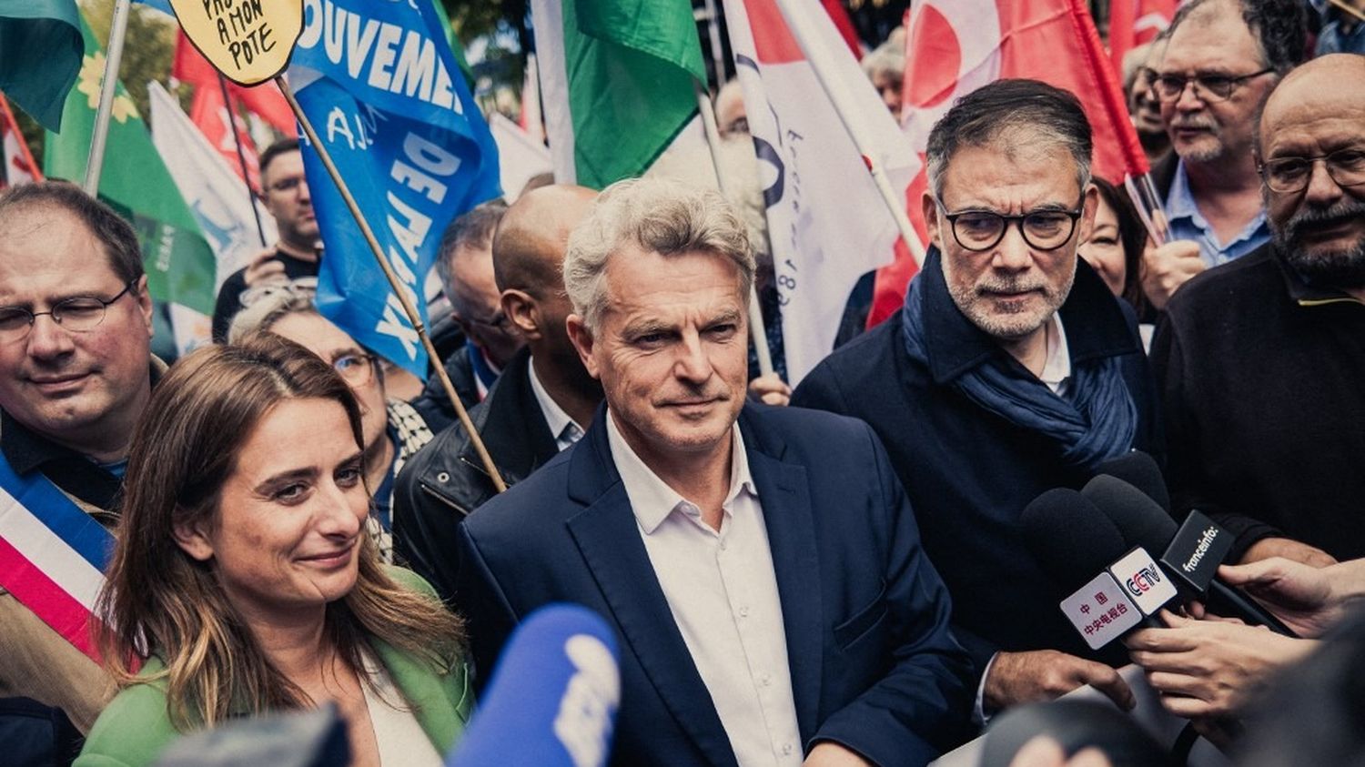 "Ça par exemple, c'est pas possible" : Marine Tondelier critique une blague de Fabien Roussel sur sa grossesse