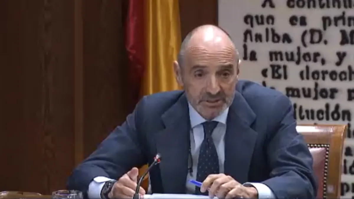 
                    Julio Martínez, amigo de Rodríguez Zapatero, guarda silencio ante el Senado
                