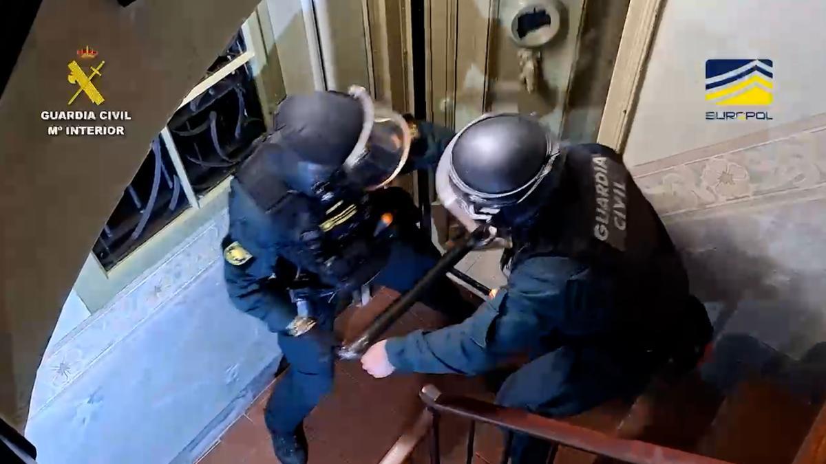 
                                                                                                 Golpe a una de las bandas criminales más violentas de Escocia con presencia en España
                                                                                             