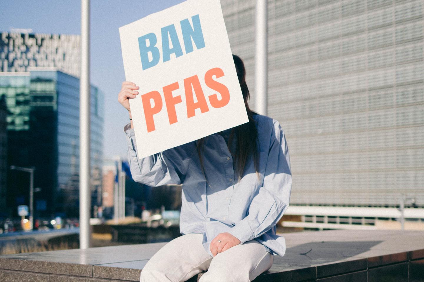 Contre les PFAS, la bataille juridique s’intensifie en Europe