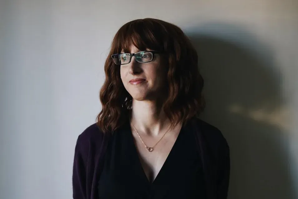 La autora de la exitosa novela La asistenta revela su verdadera identidad tras 23 años en secreto
