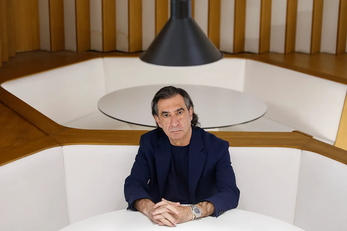 Ángel Antonio Herrera: "El tertuliano paga las facturas al poeta. No me parece mal que el poeta tenga Visa, aire acondicionado e, incluso, piscina"