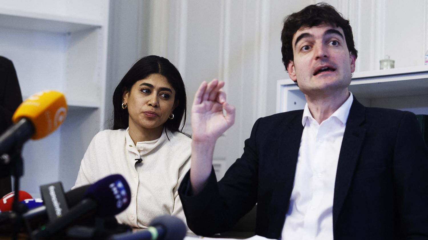 L'avocat de Rima Hassan annonce le classement sans suite de l'enquête sur un "prétendu" produit stupéfiant découvert pendant la garde à vue de l'eurodéputée