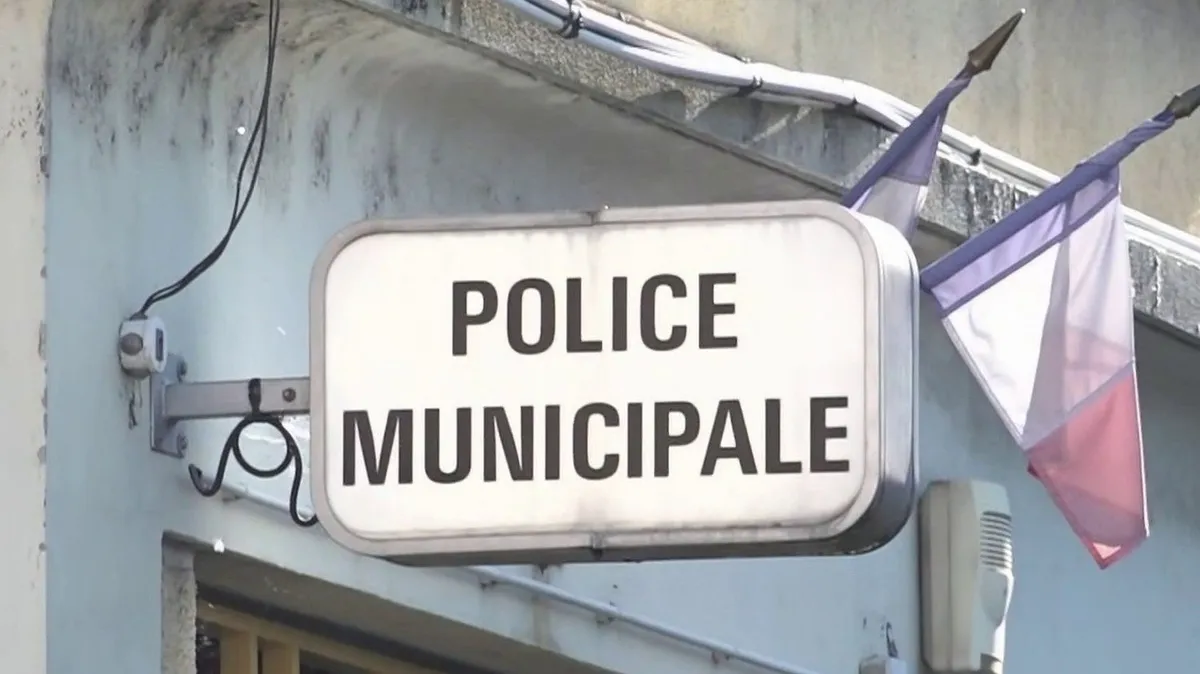 "Ils m'ont frappé dans le bar, ils m'ont tasé" : onze policiers municipaux soupçonnés de violences placés en garde à vue dans le Val-de-Marne
