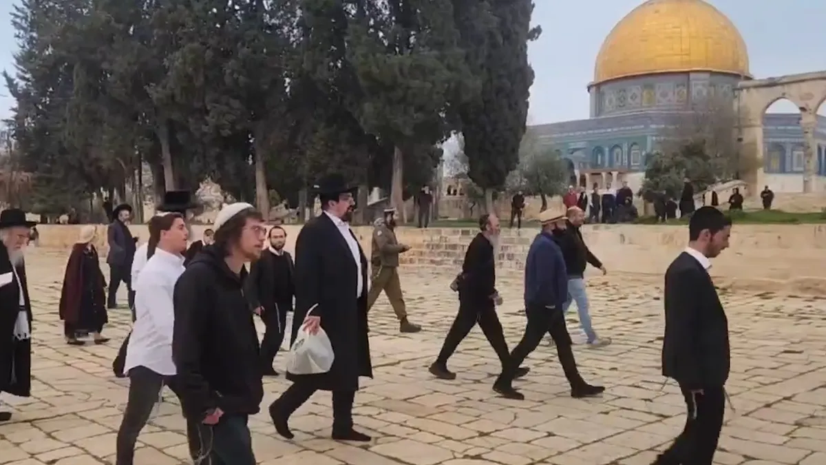 Israeli settlers storm Al-Aqsa Mosque compound after reopening