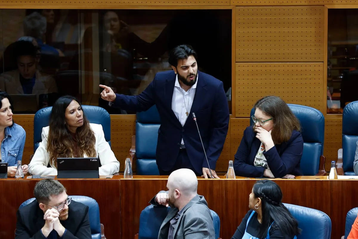 Un diputado de Más Madrid rompe a llorar en la asamblea denunciando el racismo hacia los gitanos