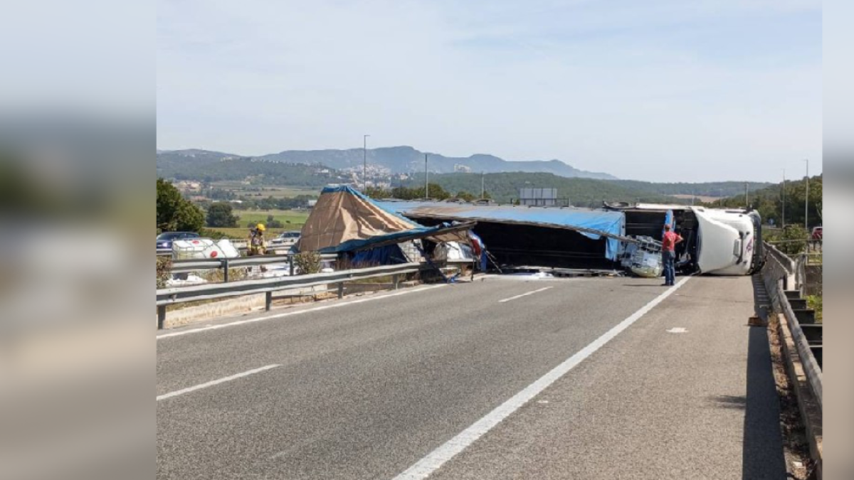 
                                                 Un camión volcado en Sant Pere de Ribes corta la C-32 en ambos sentidos
                                             