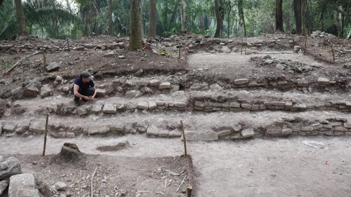
                                                            Así es como la arquitectura reflejó la pérdida de poder de los reyes divinos mayas durante el colapso de su Imperio
                                                        