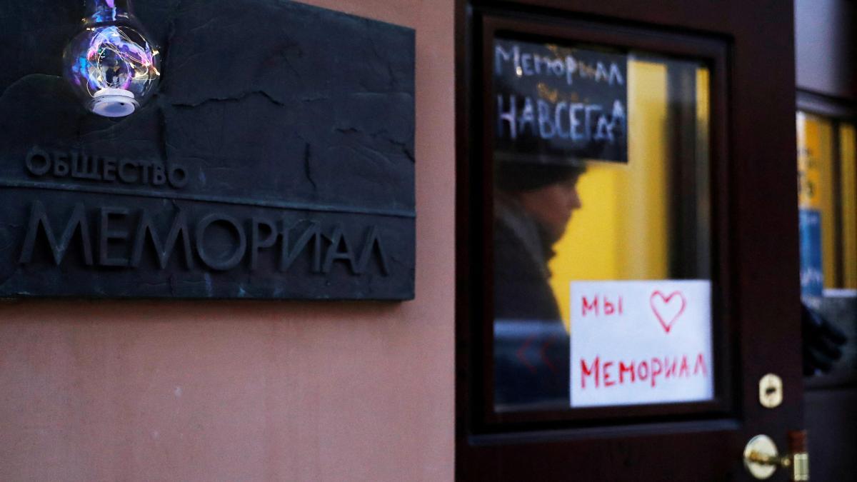 
                                                                                 El Supremo de Rusia declara “extremista” a la oenegé Memorial, Nobel de la Paz 2022
                                                                             