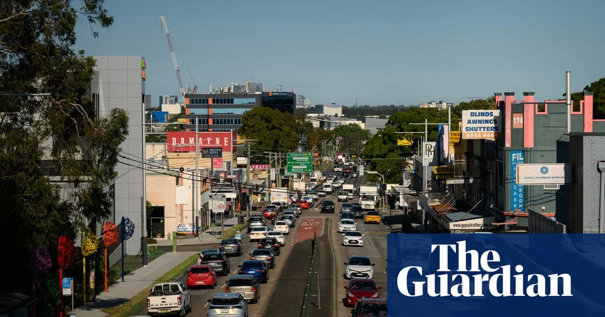 Traffic falls on major Sydney and Melbourne roads as fuel crisis sees Australians cut back on driving