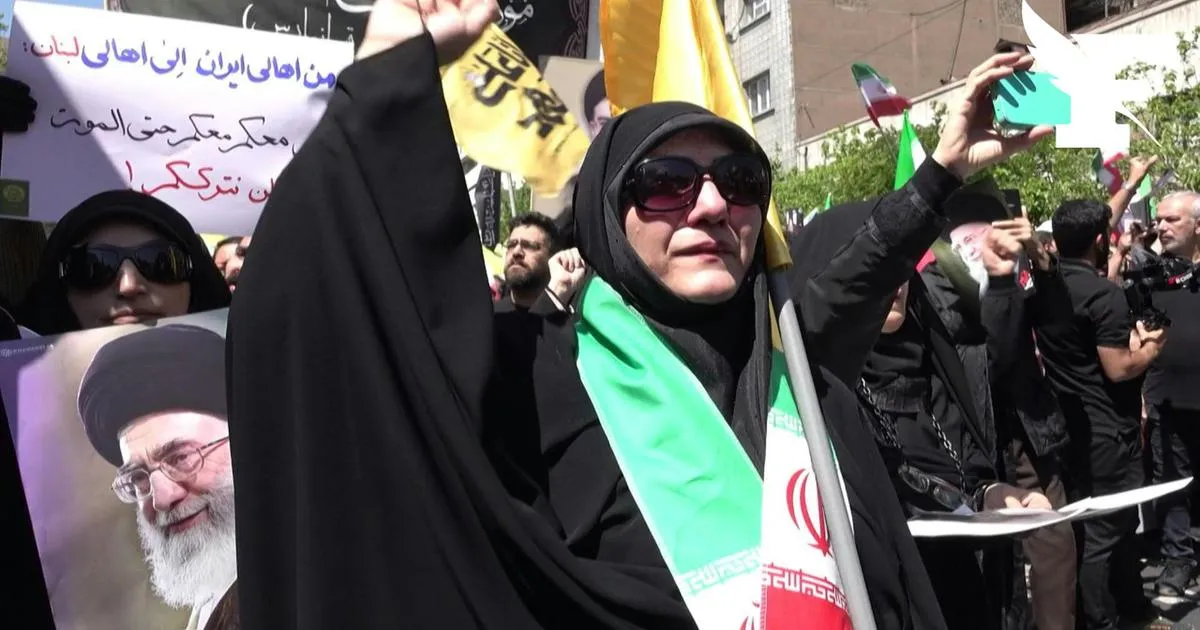 Portraits du défunt, drapeaux de la République islamique... Des milliers d’Iraniens ont rendu hommage à Ali Khamenei, 40 jours après sa mort