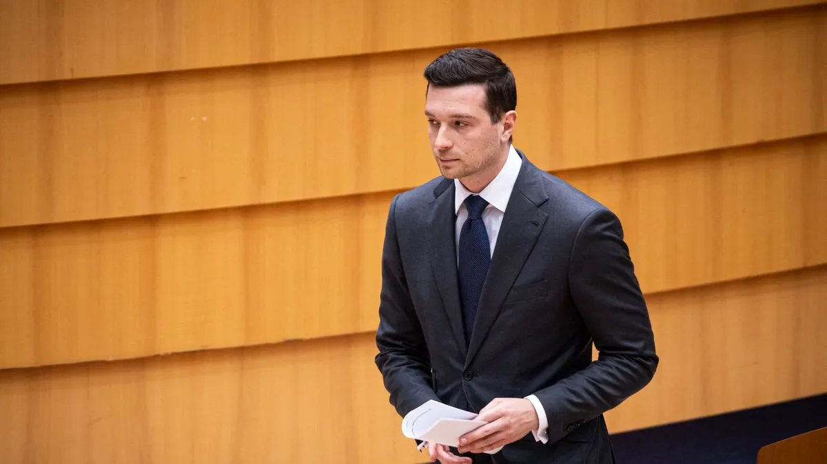 "C'est de la communication bien huilée" : comment Jordan Bardella cherche à se rendre présidentiable en s'affichant en couple en une de "Paris Match"
