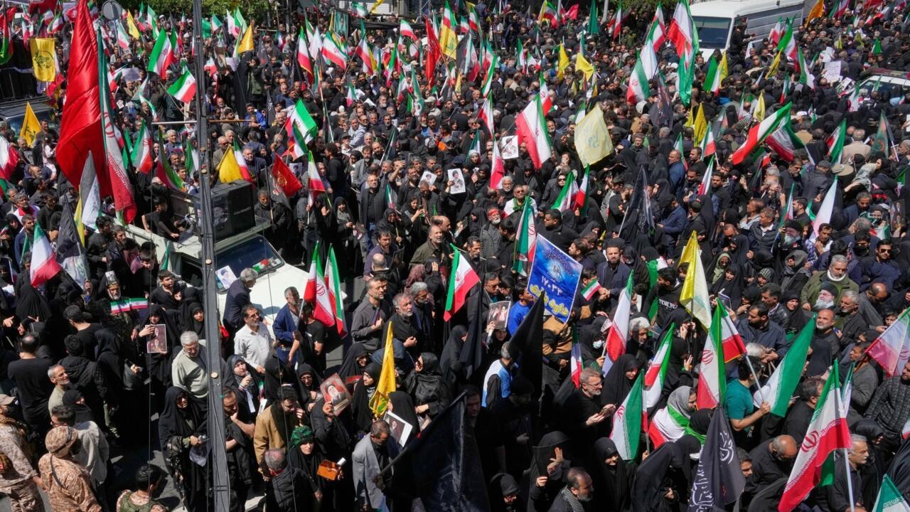 Iran: des centaines de milliers de personnes rassemblées pour rendre hommage à Ali Khamenei