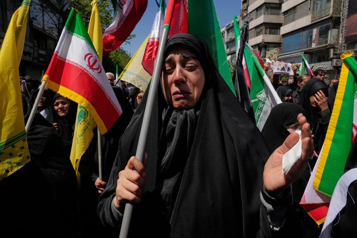 Los iraníes continúan sumidos en una profunda inquietud tras el alto el fuego: “Han destruido el país y nos han abandonado” 