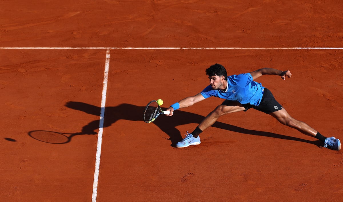 Jueves de sudor y malos ratos para Alcaraz y Sinner, aunque atrapan los cuartos en Montecarlo 