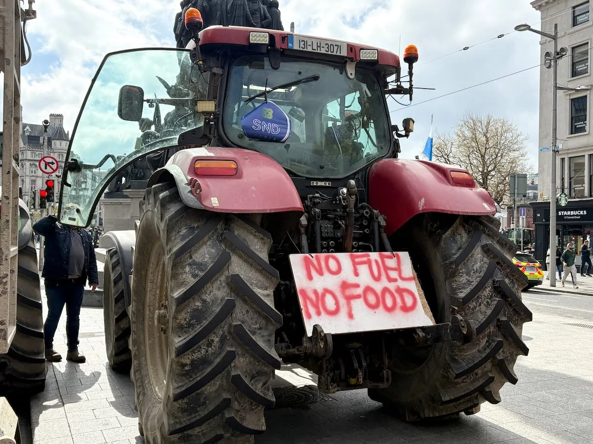 Las protestas de agricultores y transportistas por el precio del combustible paralizan Irlanda por tercer día consecutivo