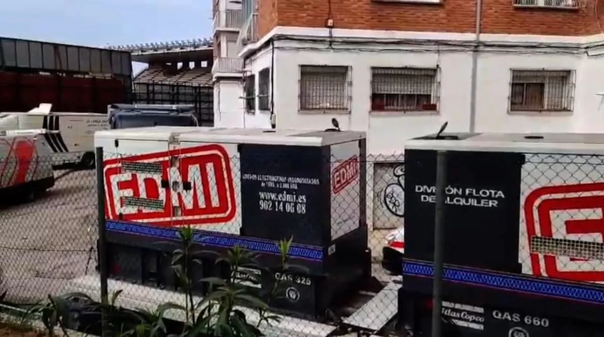 Tres generadores eléctricos instalados justo  a las afueras del estadio del Rayo Vallecano atormentan a los vecinos