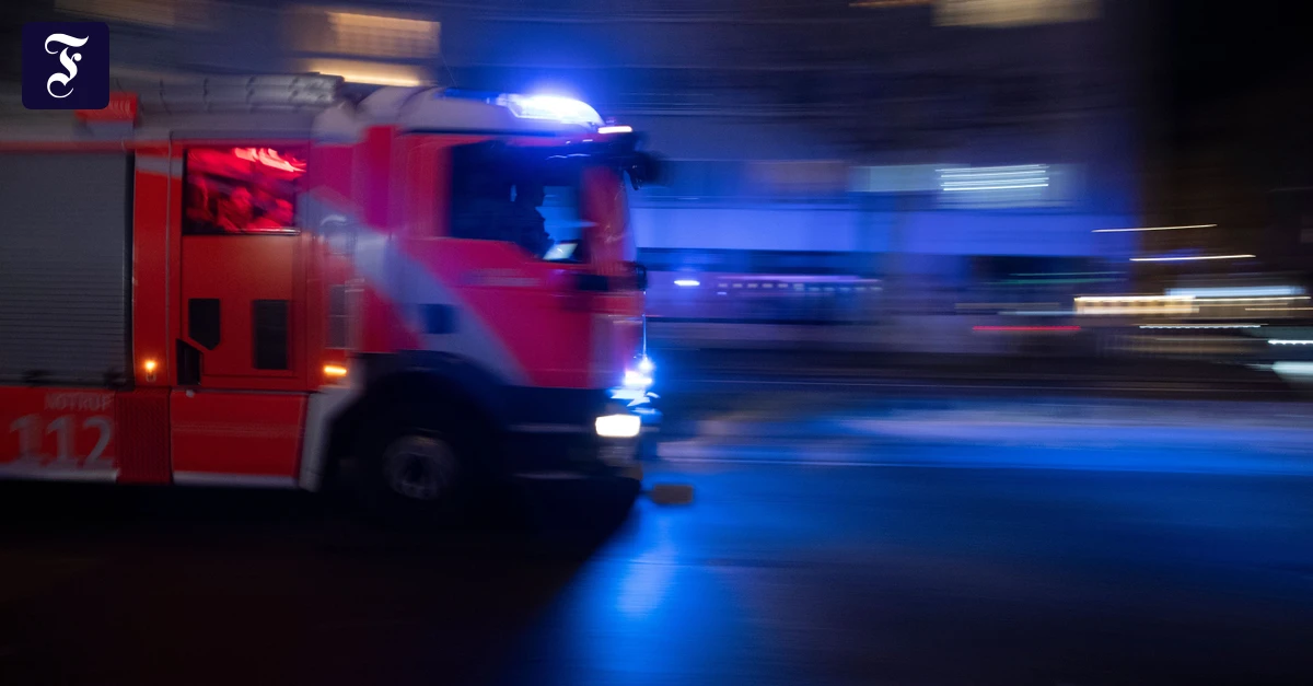 Feuerwehr-Großeinsatz: Wohnhaus mitten in Berlin brennt