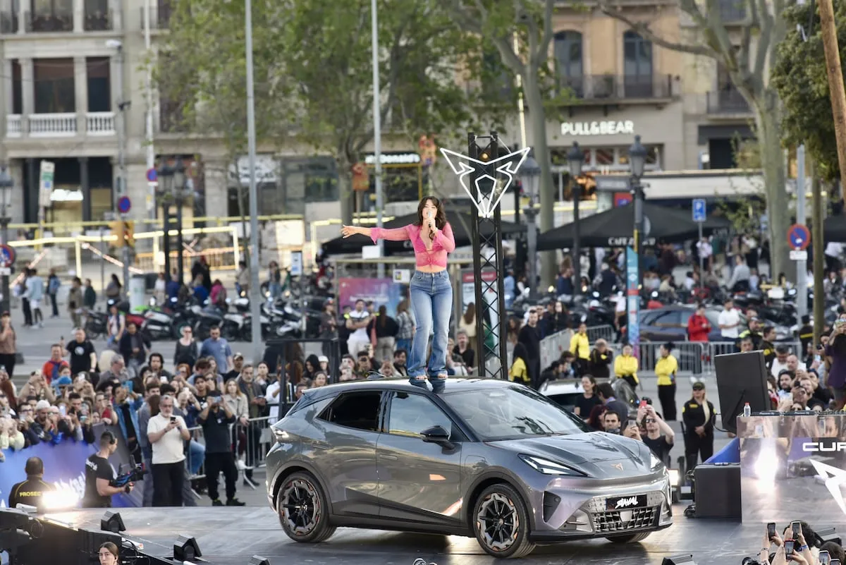 Nathy Peluso irrumpe en Barcelona en un concierto sorpresa a lomos del nuevo Cupra Raval