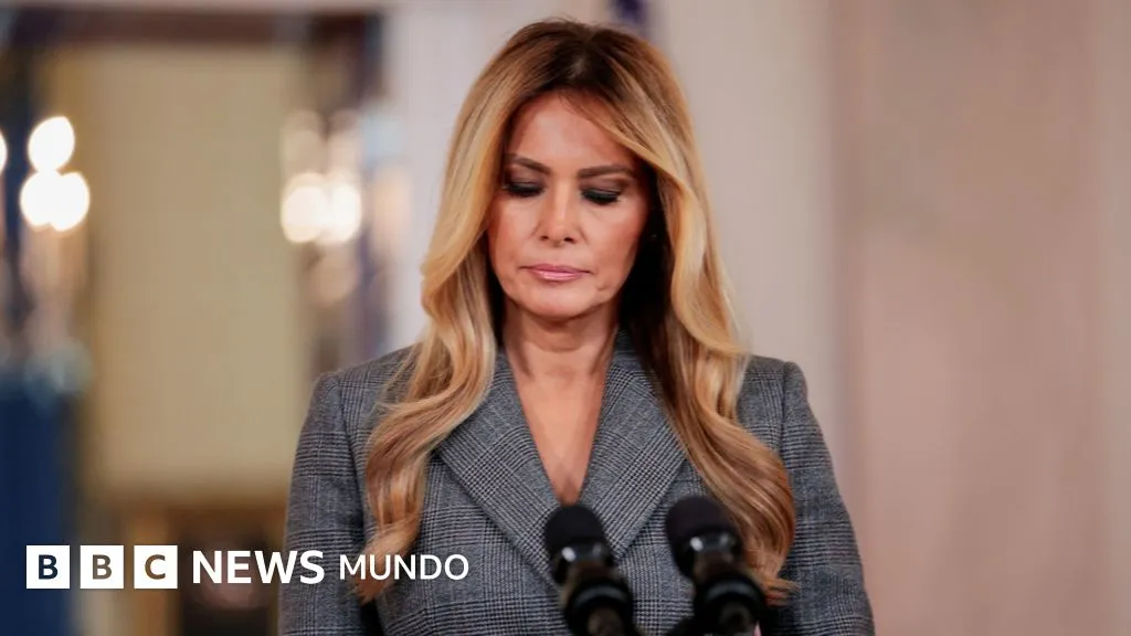 Melania Trump afirma que los rumores que la vinculan con Jeffrey Epstein "deben terminar hoy mismo"