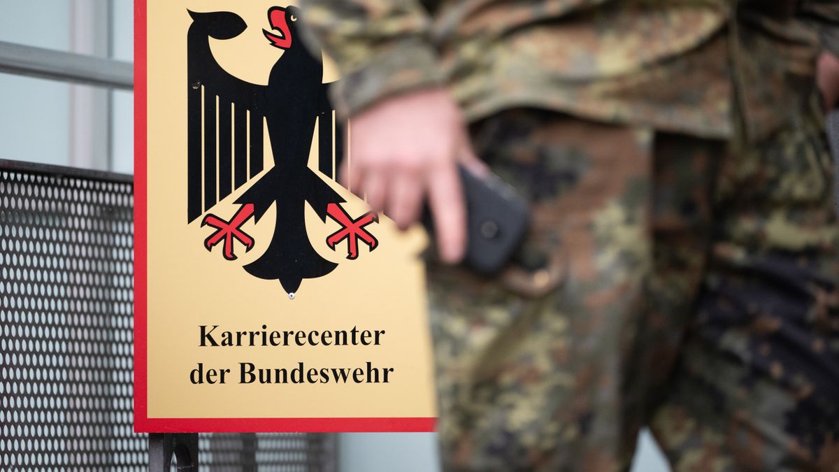 Zeitenwende: Wehrfähige Männer müssen Auslandsreisen nicht beantragen