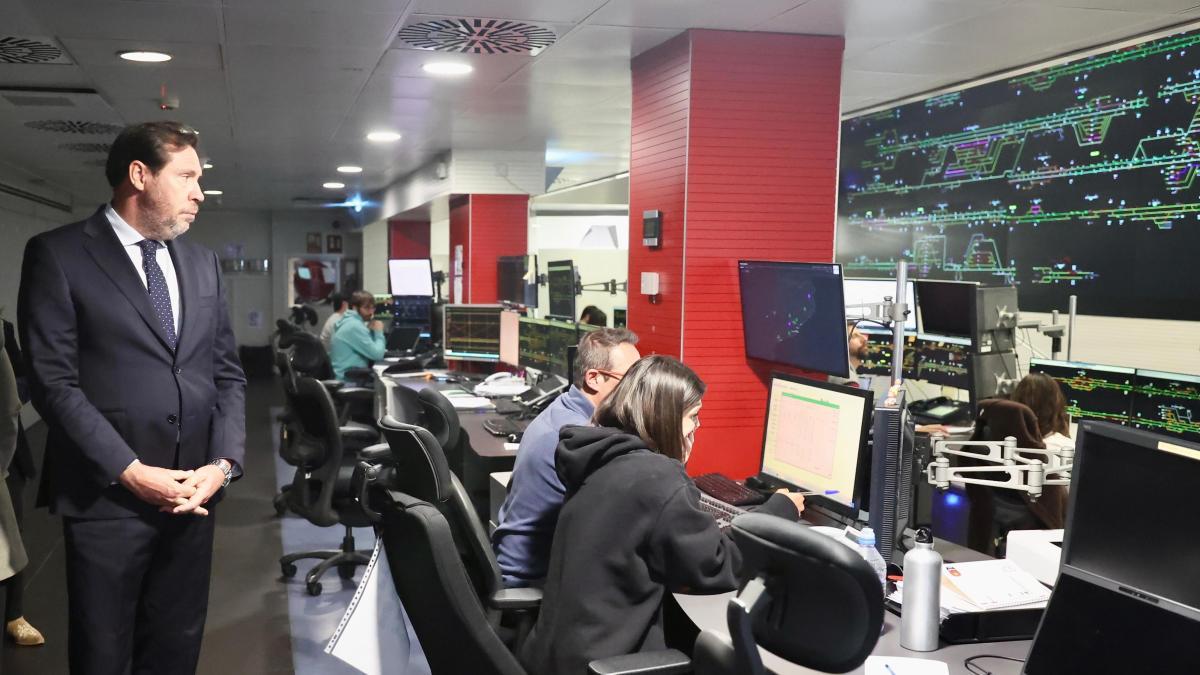 
                                         Óscar Puente pasa de puntillas en su primera visita a Catalunya
                                     