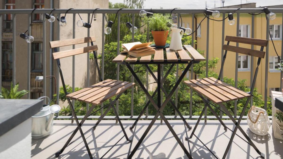 
                                                                                           Mesas y sillas plegables para balcones pequeños: elegantes, estrechas y no ocupan nada de espacio
                                                                                       