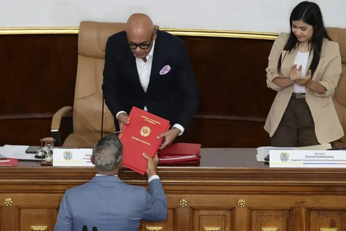 Delcy Rodríguez confirma a su jurista favorito, Larry Devoe, como fiscal general