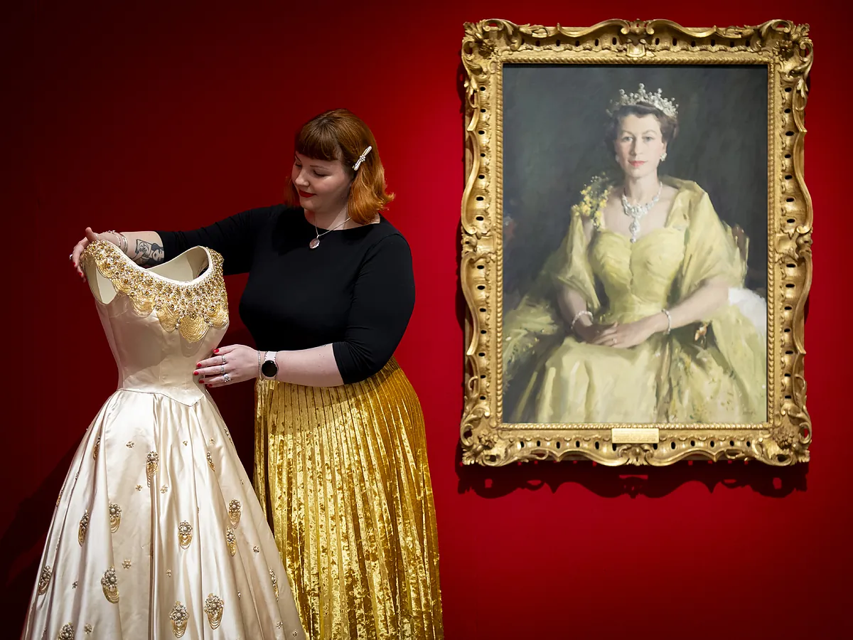 De sus icónicos pañuelos y sombreros al vestido de novia y sus trajes chillones: se inaugura la mayor exposición sobre el estilo de Isabel II