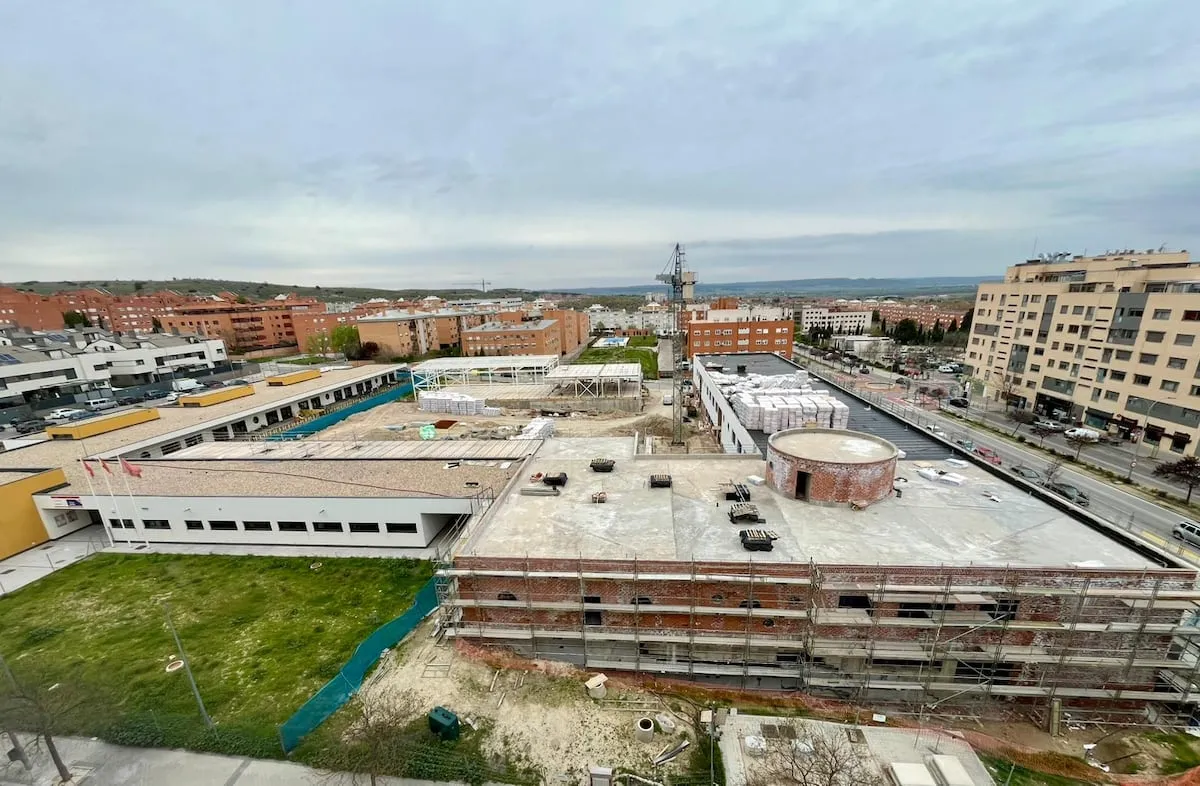 Cinco cursos con el colegio a medias: las familias de un centro público de Rivas se encierran para pedir que acaben las obras