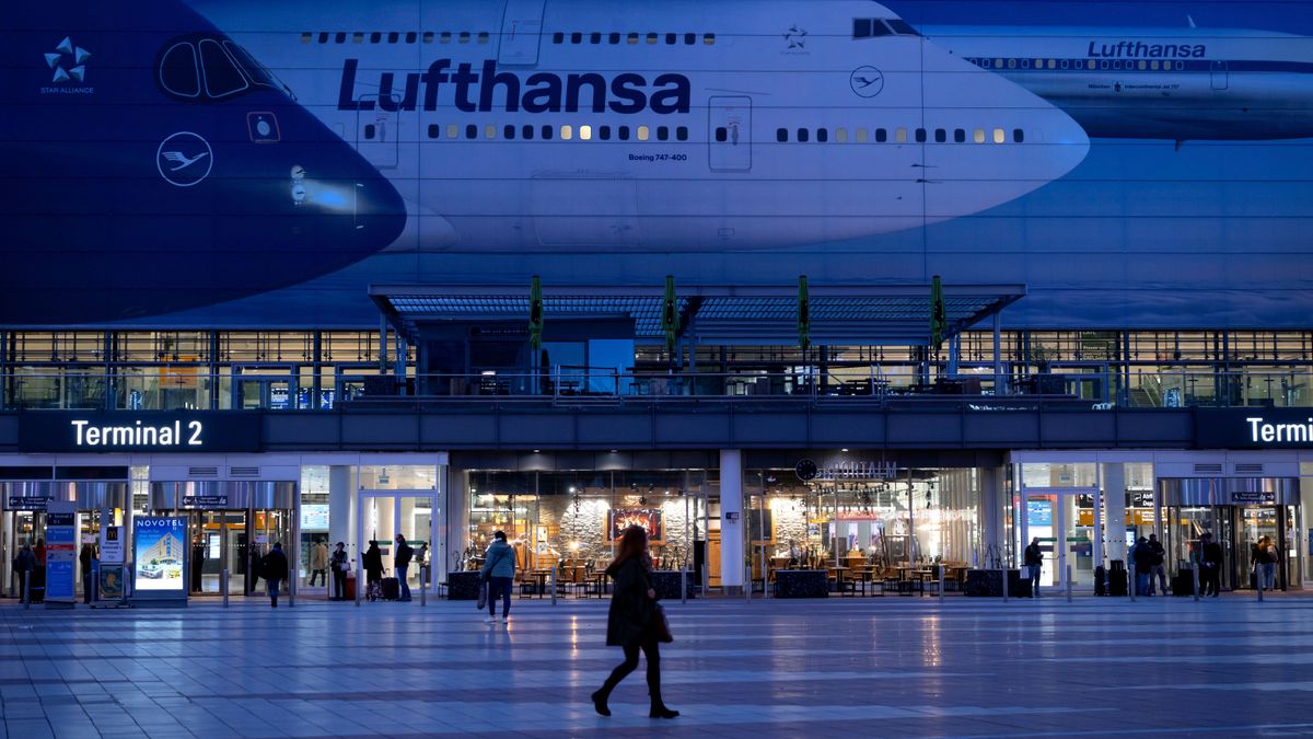 Tarifstreit: Kabinenpersonal legt Lufthansa-Betrieb lahm