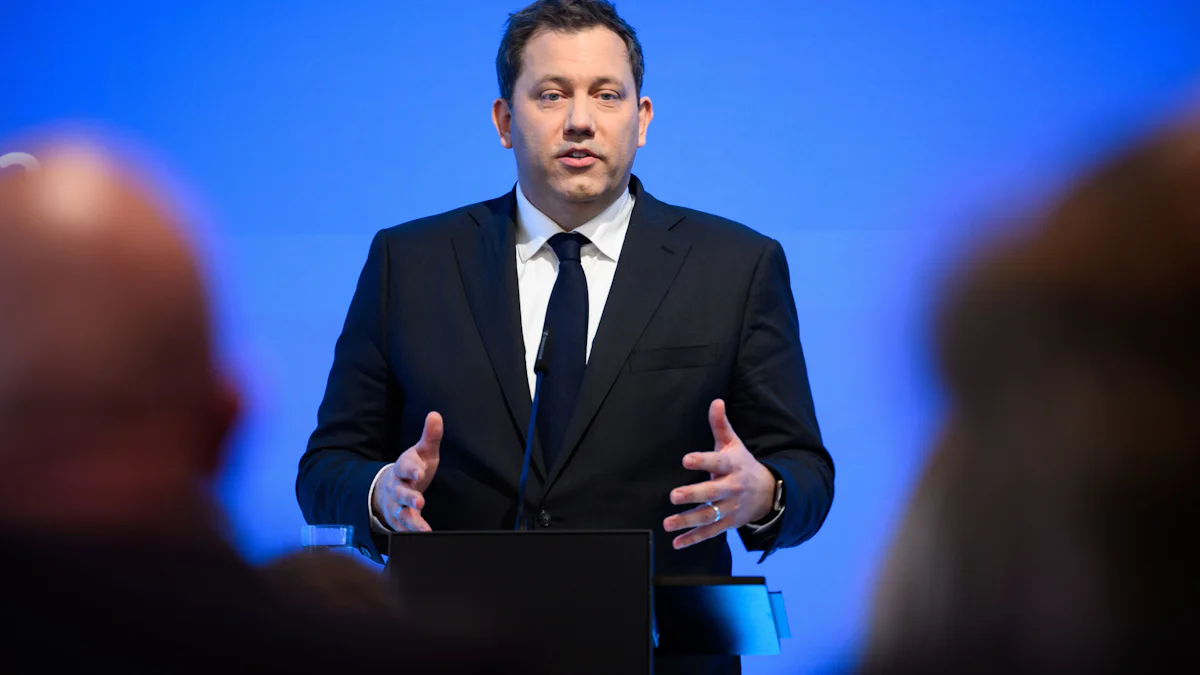 Bundespolitik: Klingbeil will bei Krisengipfel über Entlastungen reden